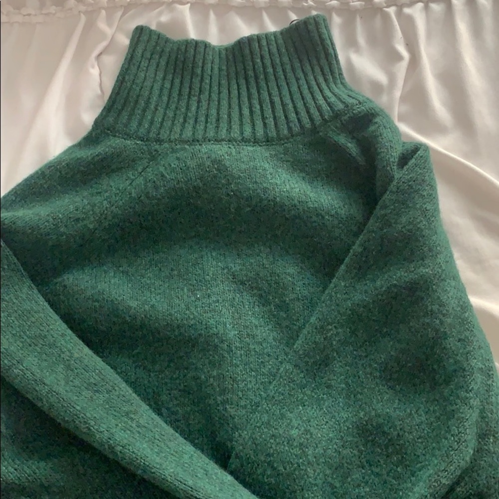 H & M forest green turtle neck